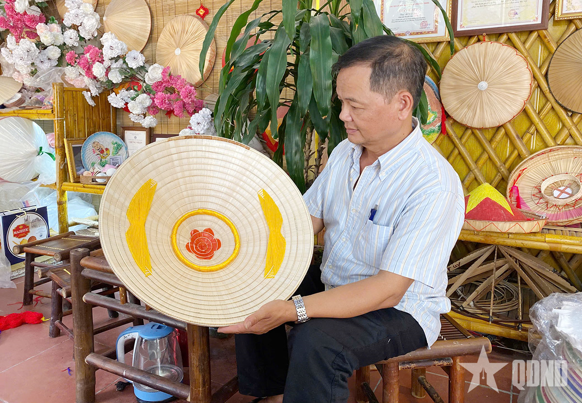 Người “thổi hồn mới” vào nón lá làng Chuông
